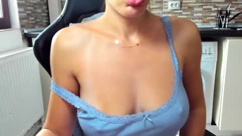 Snapshot of nickyplus chatting on 09-25-25, 08:51 Nicky online show from 09-25-25, 08:51