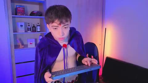 Nicolas online show from 10-24-25, 08:05