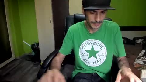 Snapshot of nicolasguy chatting on 06-10-26, 06:01 L. Nicolas online show from 06-10-26, 06:01