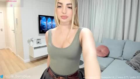 Snapshot of nicole_blueberry chatting on 12-17-25, 09:21 Nicole online show from 12-17-25, 09:21