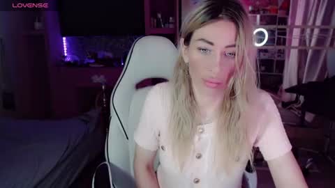 Snapshot of nicole_g0ld_ chatting on 06-21-26, 07:05 Nicole online show from 06-21-26, 07:05