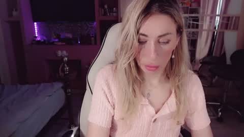 Snapshot of nicole_g0ld_ chatting on 06-22-26, 04:31 Nicole online show from 06-22-26, 04:31