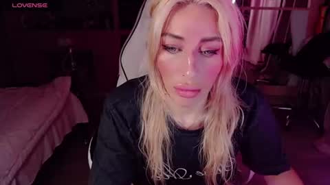 Snapshot of nicole_g0ld_ chatting on 07-27-26, 03:35 Nicole online show from 07-27-26, 03:35