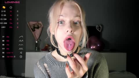 Snapshot of nicole_yo chatting on 12-11-24, 06:25 Mary online show from 12-11-24, 06:25