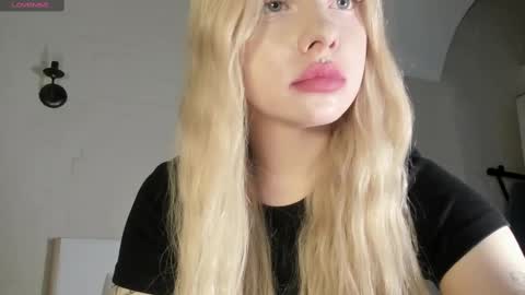 Snapshot of nicole_yo chatting on 03-11-25, 12:33 Mary online show from 03-11-25, 12:33