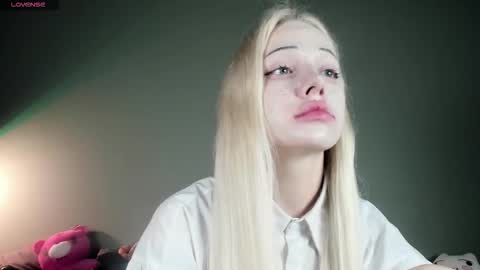 Snapshot of nicole_yo chatting on 09-21-25, 02:35 Mary online show from 09-21-25, 02:35