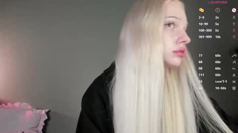 Snapshot of nicole_yo chatting on 09-29-25, 04:56 Mary online show from 09-29-25, 04:56