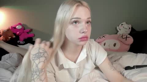 Snapshot of nicole_yo chatting on 10-23-25, 04:01 Mary online show from 10-23-25, 04:01