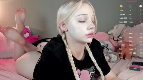 Snapshot of nicole_yo chatting on 10-29-25, 01:02 Mary online show from 10-29-25, 01:02