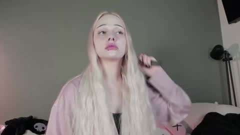 Snapshot of nicole_yo chatting on 12-03-25, 09:51 Mary online show from 12-03-25, 09:51