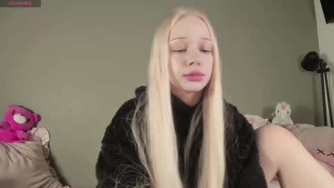 Snapshot of nicole_yo chatting on 12-15-25, 11:53 Mary online show from 12-15-25, 11:53