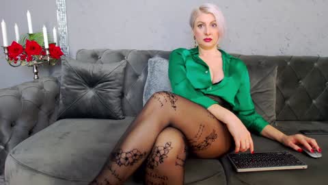 Snapshot of nicoledom chatting on 01-20-25, 01:11 Nicole Domme online show from 01-20-25, 01:11