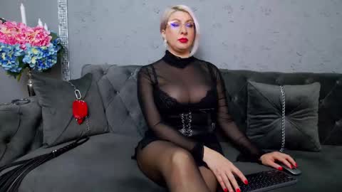 Snapshot of nicoledom chatting on 11-24-25, 01:11 Nicole Domme online show from 11-24-25, 01:11