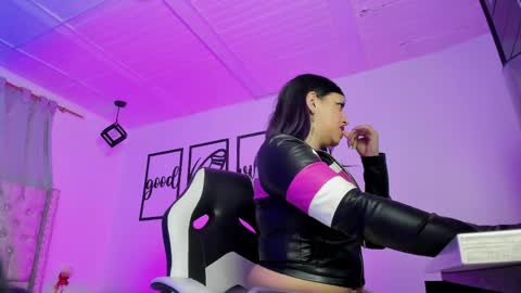 Snapshot of nicolee_millerr chatting on 05-20-26, 12:33 nicolee millerr online show from 05-20-26, 12:33