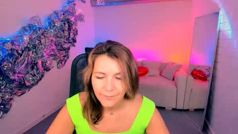 Snapshot of nicolehits chatting on 10-12-25, 05:17 nicolehits online show from 10-12-25, 05:17