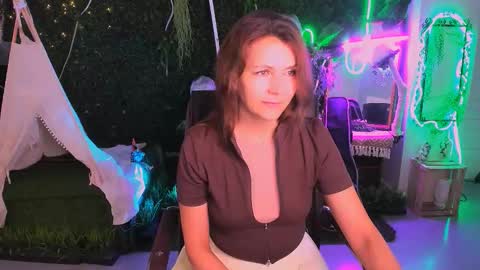 Snapshot of nicolehits chatting on 11-28-25, 05:32 nicolehits online show from 11-28-25, 05:32