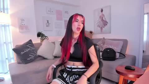 Nicolle online show from 02-19-25, 08:20