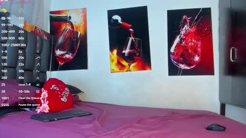 nicolle_hanks1 online show from 09-26-25, 02:04