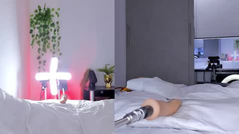 Nicolle Saenzz online show from 12-21-25, 06:53