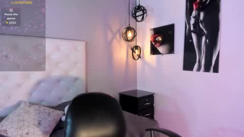 Nicolle online show from 12-05-25, 02:25