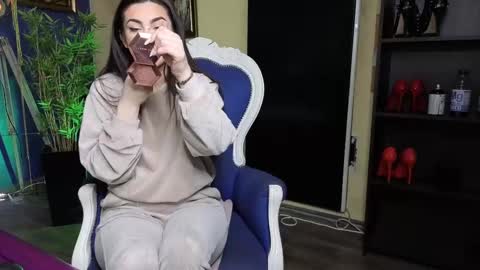 Nicolle online show from 02-18-25, 06:37