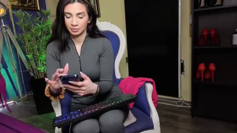 Nicolle online show from 02-20-25, 07:23