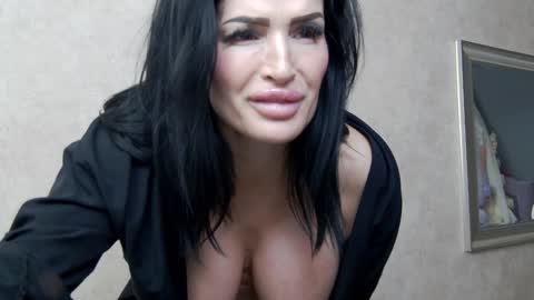 Snapshot of nicollereyn chatting on 01-26-25, 11:08 Nicolle online show from 01-26-25, 11:08