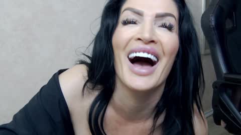 Snapshot of nicollereyn chatting on 01-29-25, 11:25 Nicolle online show from 01-29-25, 11:25