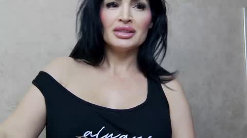 Snapshot of nicollereyn chatting on 02-11-25, 08:20 Nicolle online show from 02-11-25, 08:20