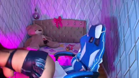 Nicolle Miley online show from 01-10-26, 04:36