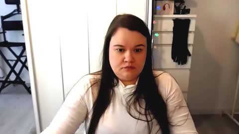 Snapshot of nightholly chatting on 02-24-26, 08:34 Holly online show from 02-24-26, 08:34