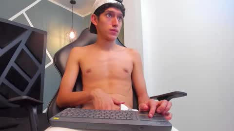 Snapshot of niick_carter chatting on 11-14-25, 12:09 Nick online show from 11-14-25, 12:09