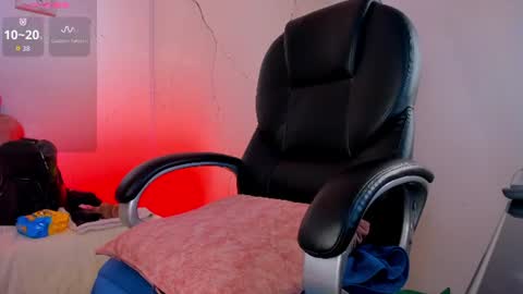Snapshot of niickyjones chatting on 06-21-26, 11:13 Anni online show from 06-21-26, 11:13