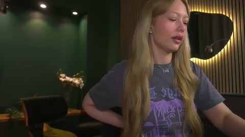 Snapshot of nika_dream_ chatting on 06-24-26, 09:25 LIana online show from 06-24-26, 09:25