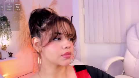 Snapshot of nikavelvet chatting on 10-28-25, 12:14 NIKA online show from 10-28-25, 12:14