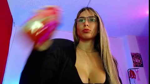 Snapshot of niki_1998 chatting on 10-18-25, 07:03 Natalia online show from 10-18-25, 07:03