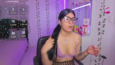 Snapshot of nikibryce_ chatting on 04-21-26, 01:18 Niki online show from 04-21-26, 01:18
