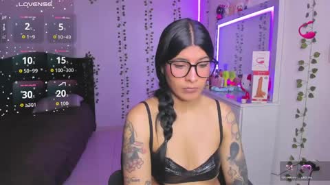 Snapshot of nikibryce_ chatting on 05-27-26, 01:57 Niki online show from 05-27-26, 01:57