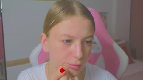 Snapshot of nikkibenz03 chatting on 06-24-26, 07:29 Beatrice online show from 06-24-26, 07:29