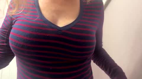 Snapshot of nikkiluv81 chatting on 11-17-25, 06:14 NikkiLuv online show from 11-17-25, 06:14