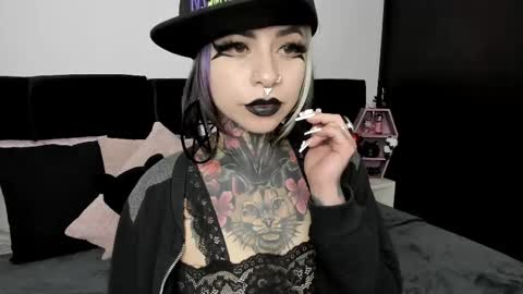 Snapshot of nikkiramone chatting on 02-19-25, 01:17 Nikki Ramone online show from 02-19-25, 01:17