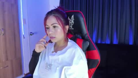 Snapshot of nikky_evans_ chatting on 10-17-25, 06:16 online show from 10-17-25, 06:16