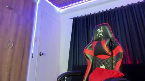 Snapshot of nikky_evans_ chatting on 04-23-26, 10:58 online show from 04-23-26, 10:58