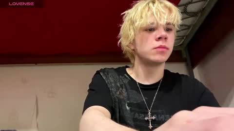 Snapshot of nikolasbucks chatting on 12-04-25, 06:27 nikolasbucks online show from 12-04-25, 06:27