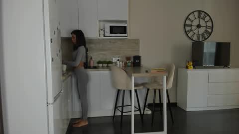 Bella online show from 09-17-25, 01:24