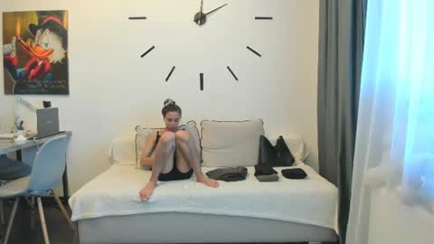 Bella online show from 06-19-26, 02:54