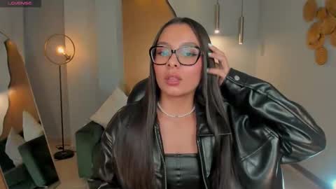 Snapshot of ninablumm chatting on 11-18-25, 04:17 Nina online show from 11-18-25, 04:17