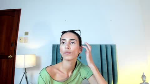 Snapshot of ninacavallli chatting on 12-18-24, 06:03 Nina online show from 12-18-24, 06:03