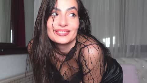 Snapshot of ninacrystal chatting on 12-16-24, 01:00 NinaCrystal online show from 12-16-24, 01:00