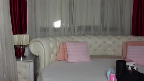 Snapshot of ninacrystal chatting on 02-14-25, 06:12 NinaCrystal online show from 02-14-25, 06:12